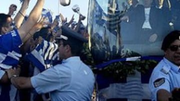 <B>Olé,olé,olé.</B>Acalorado recibimiento griego, que en masa, vitoreaban todos y cada uno de los campeones de Europa.