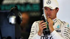 Rosberg, en el caraje de Mercedes en Silverstone.