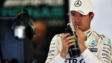 Rosberg, en el caraje de Mercedes en Silverstone.