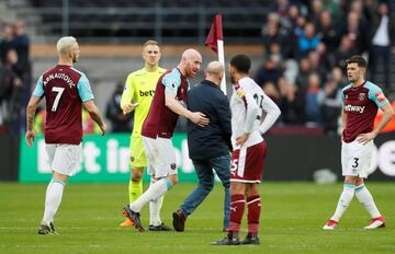 Tras la derrota de 0-3 ante el Burnley, seguidores de los Hammers ingresaron al campo para recriminar a sus jugadores.