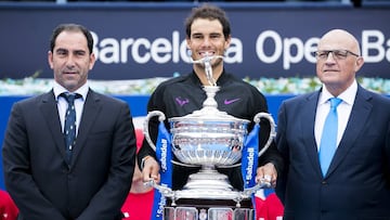 Rafa Nadal posa con el trofeo de campe&oacute;n del Barcelona Open Banc Sabadell - Conde de God&oacute; junto a Albert Costa.