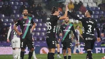 Los jugadores del Málaga celebran una buena acción