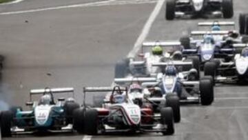 <b>SALIDA DE LA DISCORDIA. </b>Merhi (11) y Juncadella (12) chocaron.