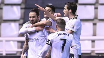 04/02/22 PARTIDO SEGUNDA DIVISION
BURGOS - ALCORCON
Mumo, felicitado por sus compañeros.