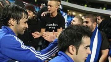 <b>FELICES. </b>El Schalke de Raúl y Jurado festejó la victoria con sus fans.