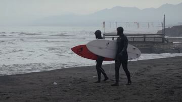 Kepa Acero y Deniz Toprak a punto de surfear en el Mar Negro.