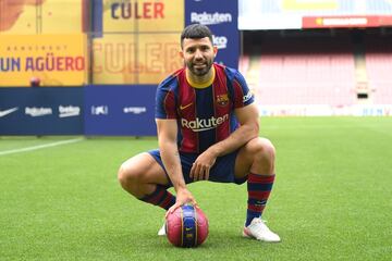 Lleg¨® al club rojiblanco en la temporada 206/07 procedente de Independiente. En la 2021/22 ha llegado al Barcelona tras su paso por la Premier League.