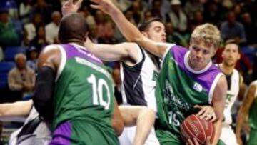 Mindaugas Kuzminskas lucha con Alberto Abalde por el balón.