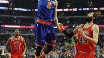 Kristaps Porzingis se dispone a machacar ante la presencia de Nikola Mirotic.