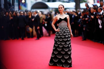 Natalie Portman posa en la alfombra roja durante la llegada de los asistentes a la proyección de la película "Eddington".