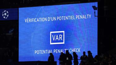Imagen del videomarcador del Parque de los Príncipes mientras el árbitro decidía, tras ser llamado por el VAR, sobre un polémico penalti a favor del PSG.
