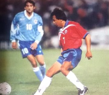 El delantero Luis Pérez debutó con 31 años y 209 días, el 12-11-1996 ante Uruguay 1-0 por Eliminatorias de Copa del Mundo.