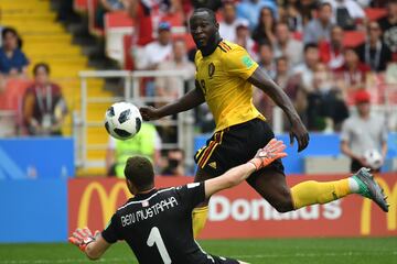 Romelu Lukaku anotó su segundo gol poco antes del descanso. Tras recibir un pase entre líneas de Meunier y la picó por encima del portero.