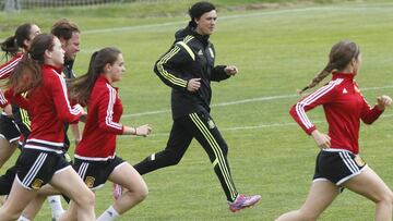 Toña Is, la seleccionadora Sub-17, se ejercita junto a sus futbolistas.