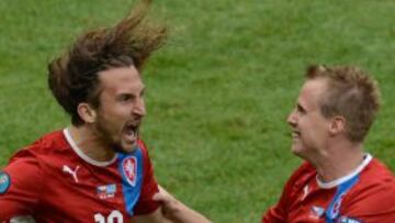 Petr Jiracek celebra el gol junto a Vaclav Pilar.