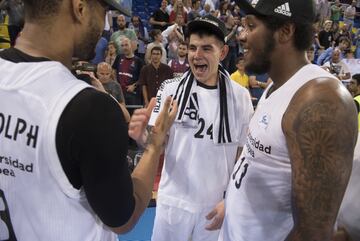 Gabriel Deck con Anthony Randolph y Trey Thompkins.