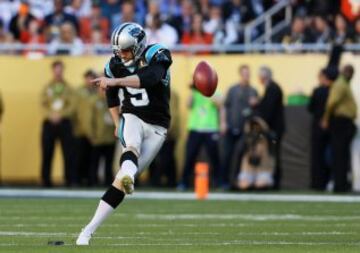 Graham Gano, kicker de  Carolina Panthers, lanzando el kick off. 