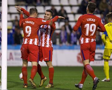 Fernando Torres celebra el 0-2 con Correa. 