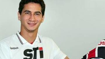 El nuevo jugador del Sao Paulo posa sonriente con la camiseta de nuevo club.