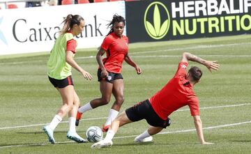 Los jugadores del Atlético de Madrid y las jugadoras del equipo femenino han disputado un partidillo. 