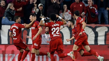 Budimir celebra su gol junto a sus compañeros.