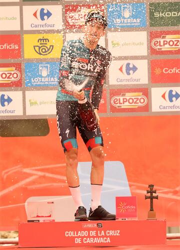 El ciclista alemán Lennard Kämna en el podio como vencedor de la novena etapa.