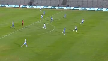 Un crack de 40 años sorprendió a la UC en Uruguay: ¡golazo desde la mitad de la cancha!