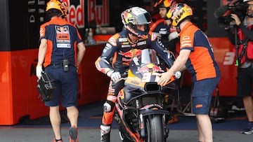 Pedro Acosta con la KTM saliendo de boxes.