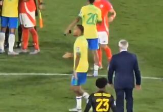 Ancelotti se encuentra con un jugador chileno luego de la goleada de Brasil y ocurre esto: la escena ya es viral