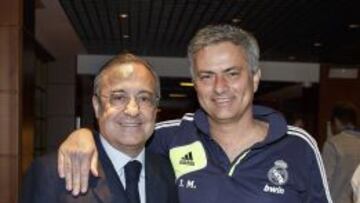 Florentino P&eacute;rez y Mourinho posan sonrientes en el hotel del Madrid en Zaragoza.