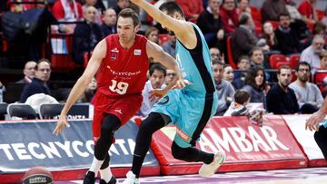 GRAF702. ZARAGOZA, 07/01/2018.- El escolta español del Zaragoza, Txemi Urtasun (i), lucha por el balón, durante el partido que les enfrenta con el Estudiantes correspondiente a la decimoquinta jornada de la Liga ACB Endesa, disputado esta ma