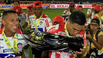 Teófilo Gutiérrez gana su primer título con el Junior, el de la Copa Águila 2017.