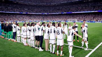Toni Kroos, recibe el reconocimiento de los jugadores de ambos equipos y aficionados en el estadio Santiago Bernabéu. En la imagen, el futbolista alemán atraviesa con honores el pasillo formado por los conjuntos del Real Madrid y Betis.