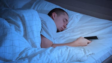Las 5 cosas que debes hacer con tu móvil para dormir mejor