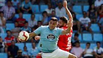 Maxi G&oacute;mez pugna por el bal&oacute;n con el defensa del Espanyol David L&oacute;pez en la primera jornada de LaLiga.