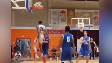 La barbaridad es de tal magnitud que la canasta parece de juguete