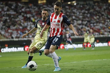 Con intensidad se peleó cada balón en el Clásico Nacional.