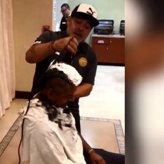 Diego Armando Maradona presume sus dotes de peluquero en Dorados