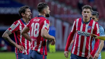 Savic, Felipe y Gim&eacute;nez, durante un partido del Atl&eacute;tico.