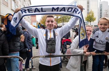 Seguidores en las puertas del hotel esperando la llegada de los jugadores del Real Madrid.