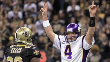 Minnesota Vikings quarterback Brett Favre celebrates his touchdown pass in the first quarter of play, as New Orleans Saints defensive tackle Sedrick Ellis (L) watches, in the NFL's NFC Championship football game in New Orleans, Louisiana January 24, 2010. REUTERS/Mike Segar (UNITED STATES - Tags: SPORT FOOTBALL)