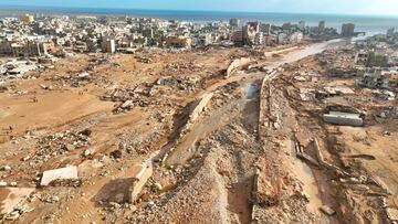 Hichem Chkiouat, ministro de aviación civil, aseguró que “no exagero si digo que el 25% de la ciudad de Derna ha desaparecido”.