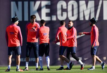 Iniesta, Alba and Piqué train normally ahead of El Clásico