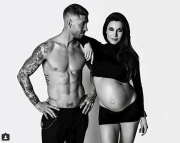 Sergio Ramos y Pilar Rubio posando un mes antes del nacimiento de su tercer hijo, Alejandro.