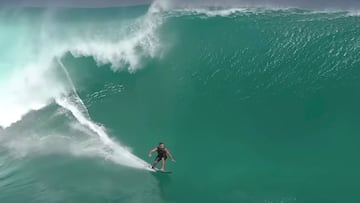 Ola gigante en Uluwatu (Bali)