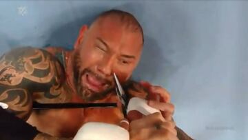 Triple H le arrancó a Batista el piercing... ¡con unos alicates!