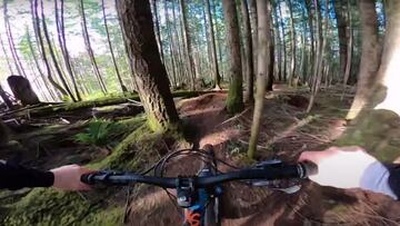 Mark Matthews - Best MTB GoPro Line 2020 Contest con Pinkbike. Se ve el manillar y unos árboles delante yendo por un sendero en la montaña.