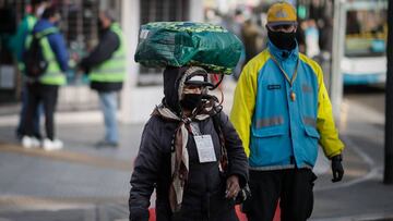 AME9408. BUENOS AIRES (ARGENTINA), 29/06/2020. Una mujer pasa este lunes frente a controles de ingreso a la ciudad de Buenos Aires (Argentina). Ingresar a la ciudad de Buenos Aires supuso este lunes enfrentarse a embotellamientos de varios kilómetros por los estrictos controles que realizaron las fuerzas de seguridad en los pasos habilitados desde las populosas localidades que la rodean, en el marco del endurecimiento de la cuarentena por el aumento de casos de coronavirus. EFE/Juan Ignacio Roncoroni