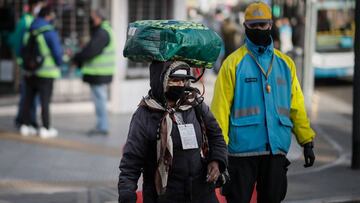 AME9408. BUENOS AIRES (ARGENTINA), 29/06/2020. Una mujer pasa este lunes frente a controles de ingreso a la ciudad de Buenos Aires (Argentina). Ingresar a la ciudad de Buenos Aires supuso este lunes enfrentarse a embotellamientos de varios kil&oacute;metros por los estrictos controles que realizaron las fuerzas de seguridad en los pasos habilitados desde las populosas localidades que la rodean, en el marco del endurecimiento de la cuarentena por el aumento de casos de coronavirus. EFE/Juan Ignacio Roncoroni