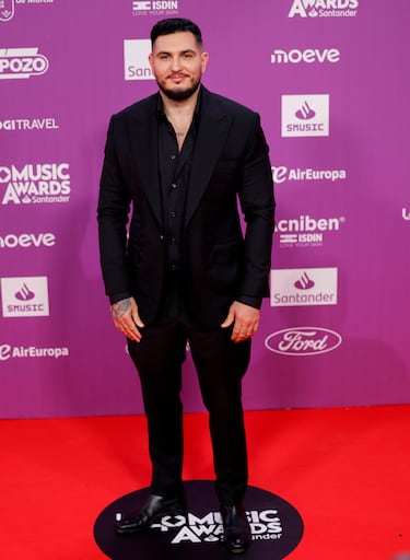 Omar Montes posa en la alfombra roja. 